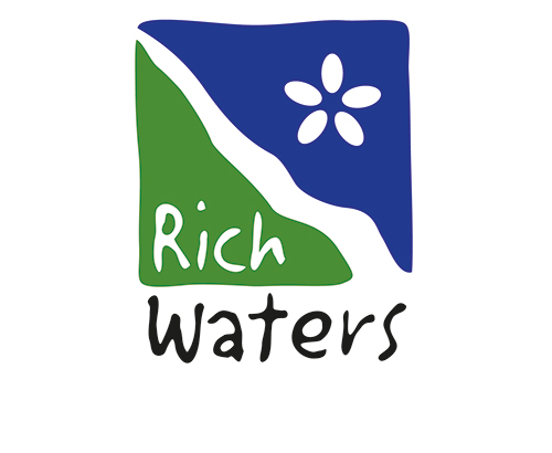 Rich Waters logotyp.