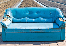 Gammal, uttjänt soffa är grovavfall. Foto: Wizworks Studios